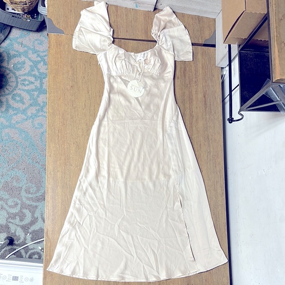 Here comes the sun Nwt ivory semi formal flutter sleeve side slit midi dress - Picture 3 of 9